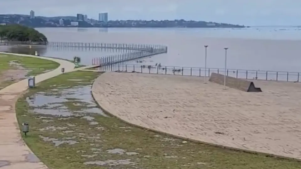 Vento muda, sol retorna e Guaíba acelera baixa em Porto Alegre