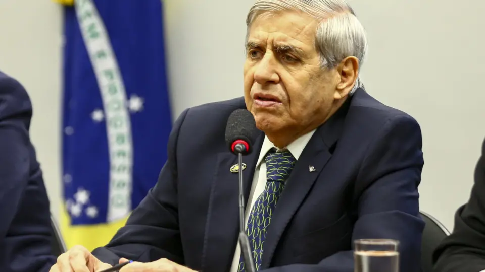 Laudo de áudios indica que general Heleno agiu por golpe, diz Fórum