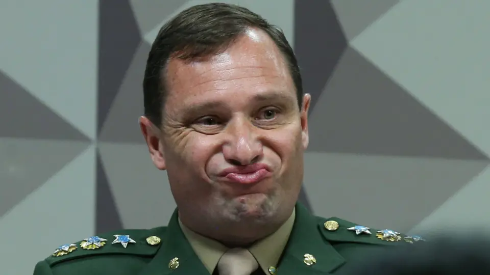 Mauro Cid confessa que deu dinheiro de joias ‘em mãos’ a Jair Bolsonaro, diz revista