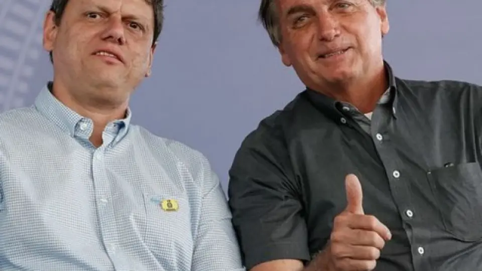 Tarcísio de Freitas busca eleitor moderado ao negar ‘bolsonarismo raiz’, diz especialista