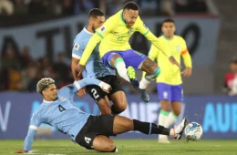 Neymar sofre lesão no joelho e vai ficar afastado dos gramados por seis meses