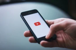Algoritmo do YouTube ajuda Brasil Paralelo a radicalizar brasileiros sobre crise climática