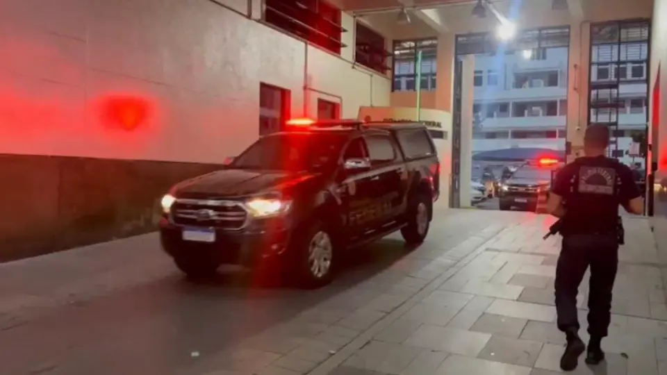 Policiais e advogado são presos no RJ suspeitos de traficar 16 toneladas de drogas