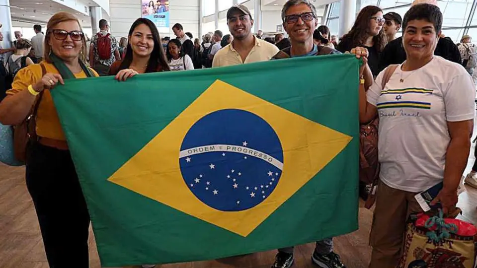 Mais 214 brasileiros chegam ao RJ vindos de Israel, após pedirem repatriação