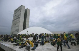 Veja os condenados do 8/1 que quebraram tornozeleira e fugiram do país