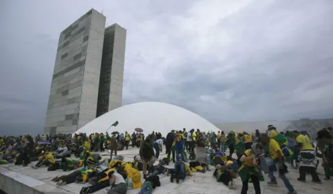 Veja os condenados do 8/1 que quebraram tornozeleira e fugiram do país