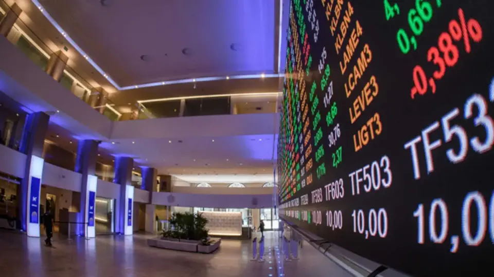 PIB em alta, inflação controlada e dólar em queda: economia supera expectativas em 2023