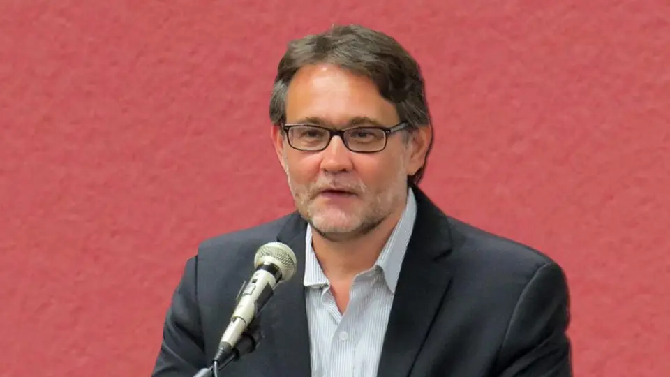 Como Drummond, professor Castro Rocha pede: façamos por merecer o Ano Novo