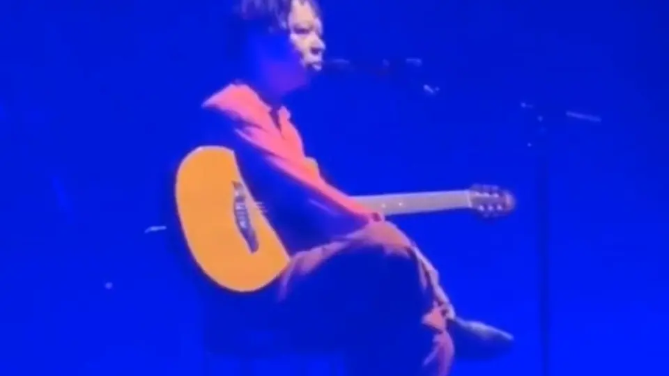 Em show no RJ, Djavan protesta contra afundamento causado pela Braskem em Maceió