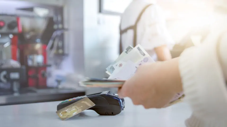 Juros do rotativo do cartão de crédito voltam a subir, em abril, para 423,5% ao ano