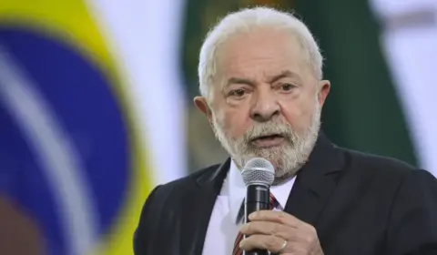 Lula suspende reforma ministerial por tempo indeterminado