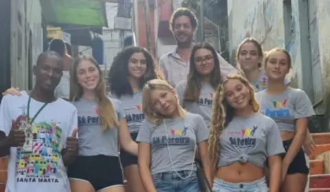 Alunos de colégio particular fazem vaquinha para criar biblioteca em favela do RJ