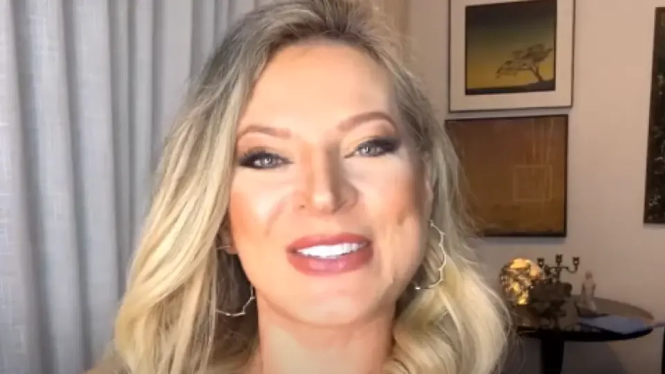 Ex-deputada Joice Hasselmann ironiza busca e apreensão da PF contra Carlos Bolsonaro