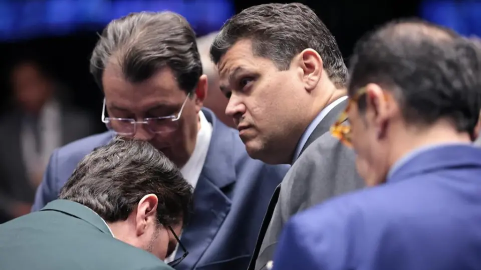 Suplente de Davi Alcolumbre fecha R$ 350 milhões em obras no governo Lula, diz jornal