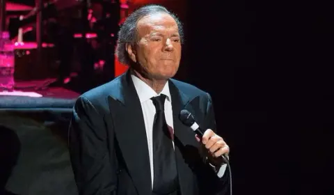 Julio Iglesias é detido no aeroporto por levar 42 kg de alimentos na bagagem