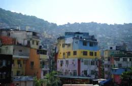 Metade da população LGBTQIAP+ de favelas sofreu discriminação no trabalho