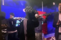 Promotor que investigava invasão de TV é assassinado a tiros no Equador