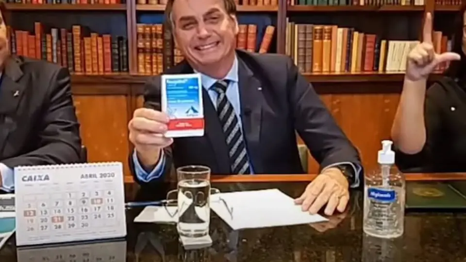 Cartão fraudado: assessores de Bolsonaro acusados ganharam R$ 500 mil em 6 meses