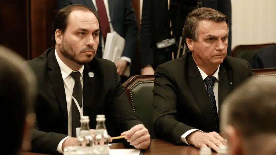 Carlos Bolsonaro passou a tarde de segunda com advogados antes de ir à PF