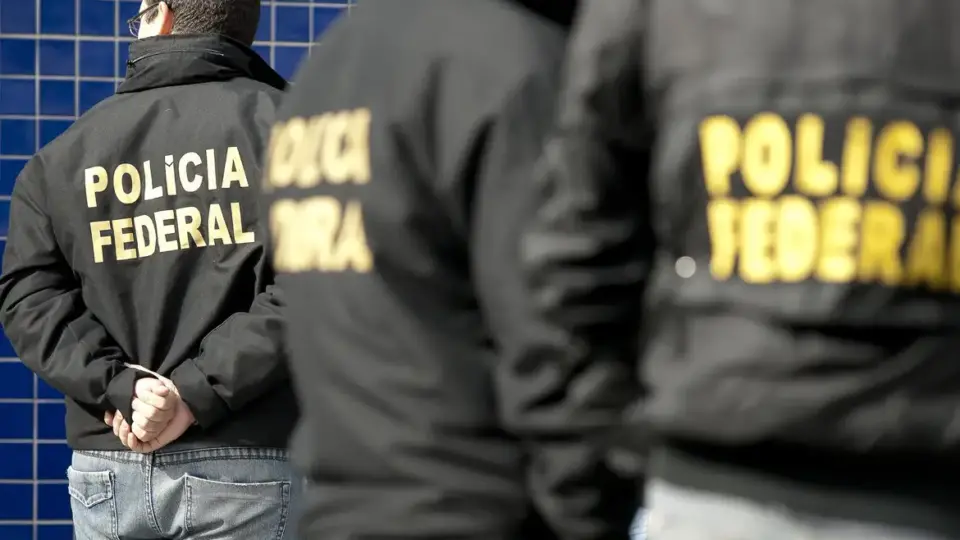 Lesa Pátria: PF cumpre mandados de busca e apreensão contra financiadores do 8/1