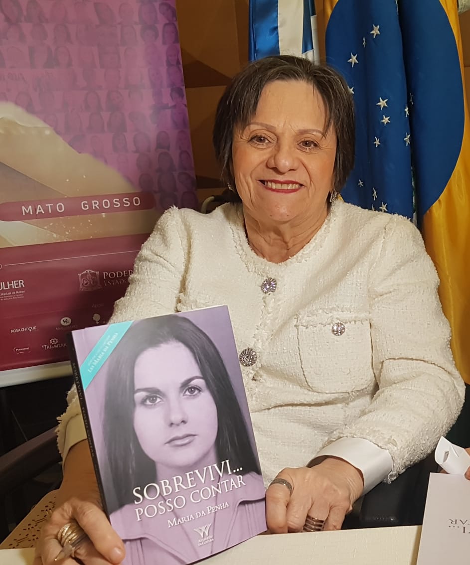 Maria da Penha e o livro “Sobrevivi… posso contar”. 