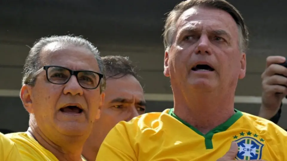 Prisão de Bolsonaro é apoiada por 50% dos brasileiros, revela pesquisa após ato em SP