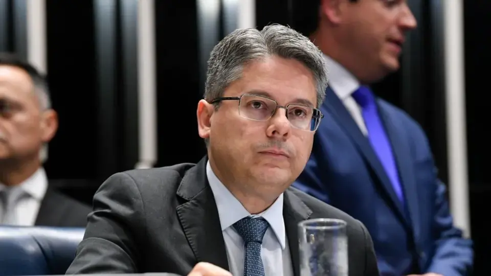 Lira rasgou Constituição, diz Alessandro Vieira sobre submissão do Senado à Câmara