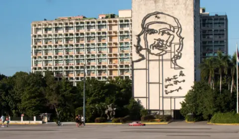 Embaixada de Cuba responde a editorial da Folha com críticas ao país