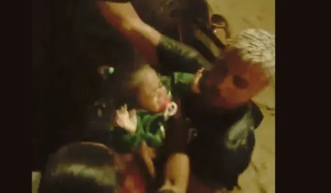 Após salvar família durante chuvas em Nova Iguaçu (RJ), jovem arrecada R$ 85 mil