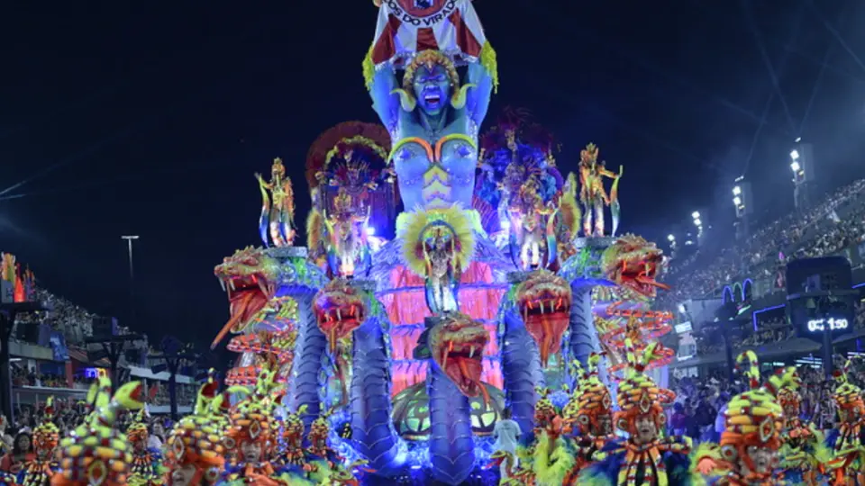Pela terceira vez, Viradouro é campeã do desfile do Sambódromo, no RJ