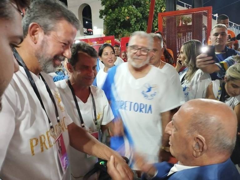 Lira cumprimenta o bicheiro e presidente de honra da Beija Flor, Anísio Abraão Davi