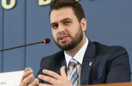 Preso hoje pela PF, Filipe Martins foi citado na delação de Mauro Cid