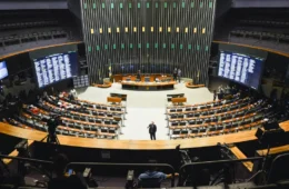 Câmara aprova projeto que aumenta pena para crime contra mulher com uso de IA
