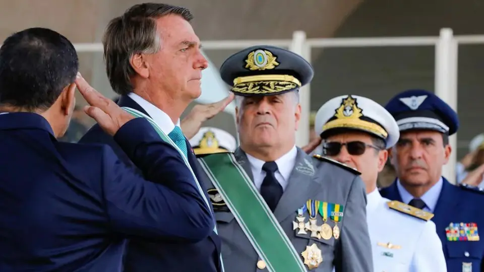 Bolsonaro pede ao STF acesso aos depoimentos dos comandantes militares
