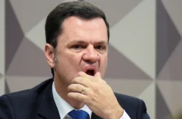 Justiça atende pedido de Torres e mantém salários recebidos durante prisão