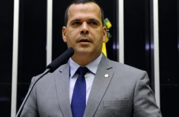 Deputado indiciado por falsificar certificado vacinal tinha cartão com 2ª dose antes da 1ª