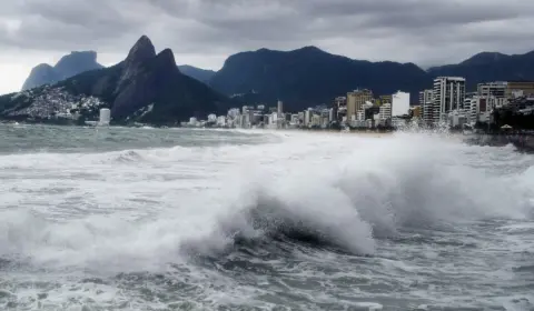 Marinha alerta para ondas de até 3 metros no RJ, RS, SC e litoral de SP