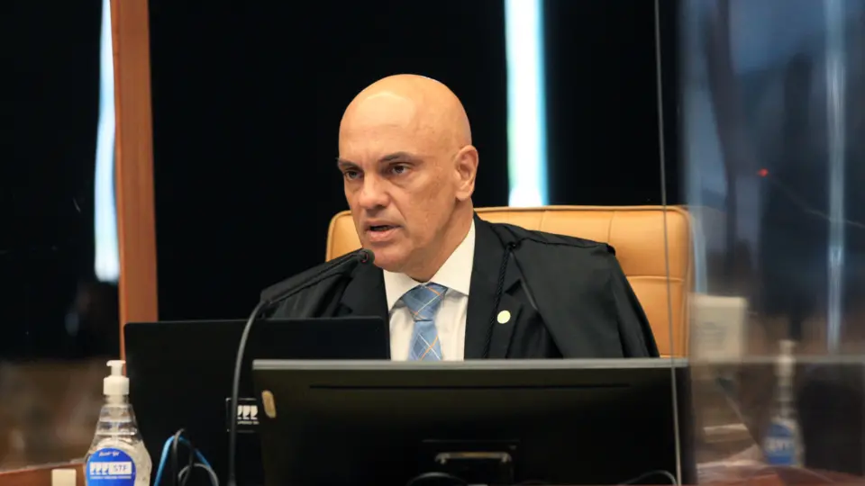 Folha passa recibo e fala em ‘lacre’ no celular de ex-assessor de Moraes