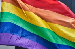 Juiz de MG cita Legião Urbana ao condenar empresa varejista por homofobia