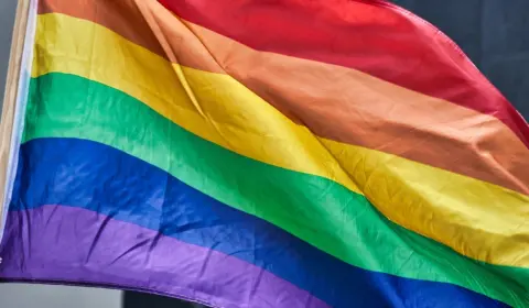 Juiz de MG cita Legião Urbana ao condenar empresa varejista por homofobia