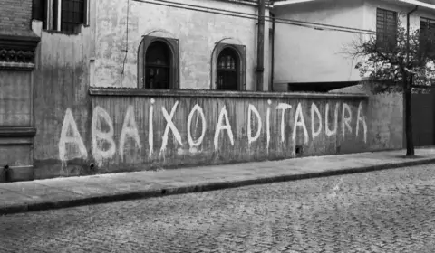 Superando passividade de atores governistas, #DitaduraNuncaMais marca espaço nas redes