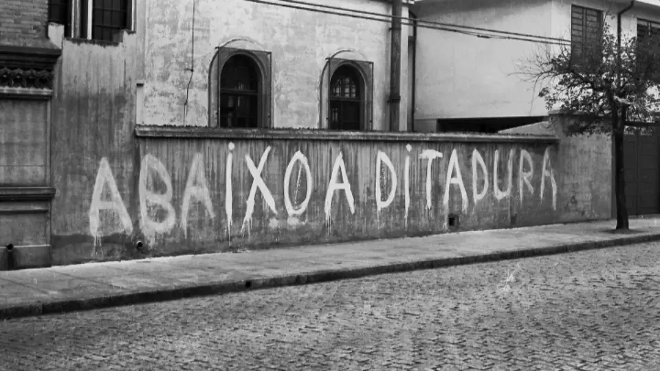 Superando passividade de atores governistas, #DitaduraNuncaMais marca espaço nas redes