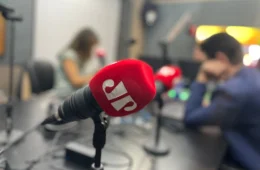 Jovem Pan registra prejuízo após bloqueio do YouTube e corte de verbas federais