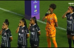 Jogadoras do Corinthians protestam contra técnico do Santos, acusado de assédio