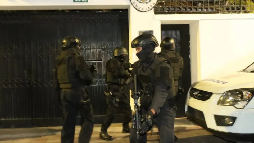 Equador invade embaixada do México para prender ex-vice-presidente