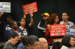 Universidades federais divergem sobre cancelamento de calendário acadêmico por greve
