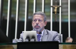 PL das Fake News: Lira atrasa instalação de grupo e assunto trava na Câmara dos Deputados