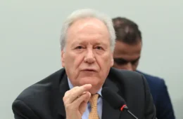 Ministro da Justiça suspende agente da PRF por ensinar tortura em curso