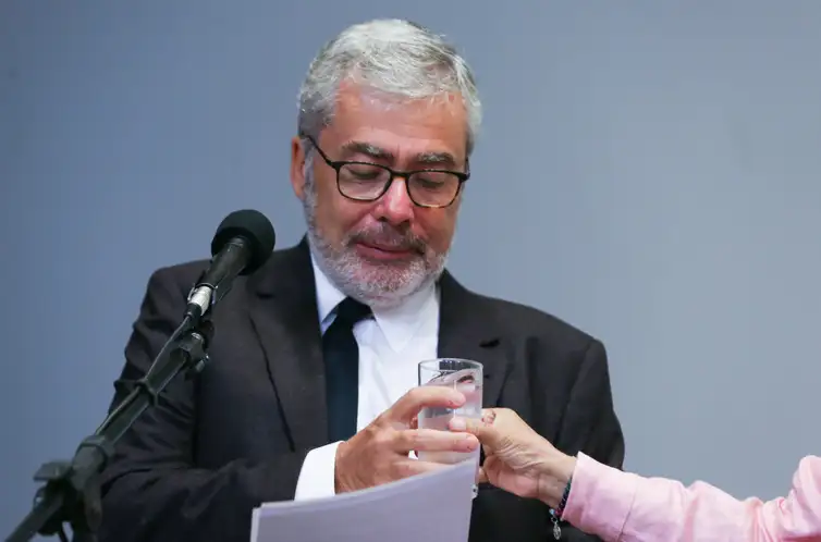 Ivo Herzog, filho de Clarice Herzog chora durante seu discurso na Comissão de Anistia