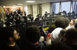 Estudantes detidos em protesto contra escolas cívico-militares vão responder por 5 crimes